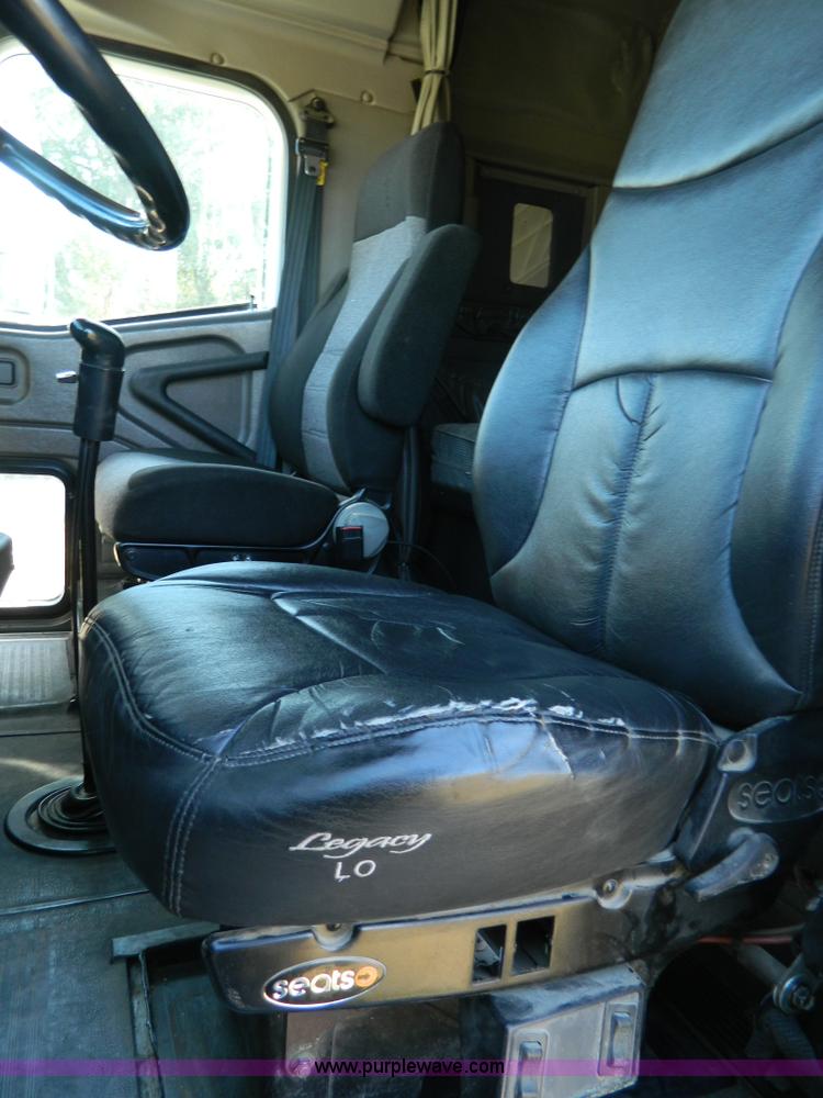 image for item D6065 2003 International 9200i semi truck