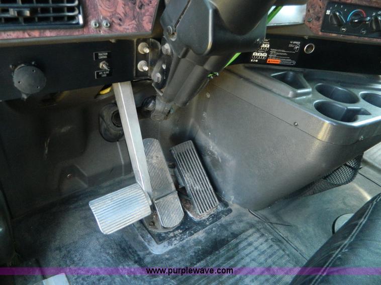 image for item D6065 2003 International 9200i semi truck