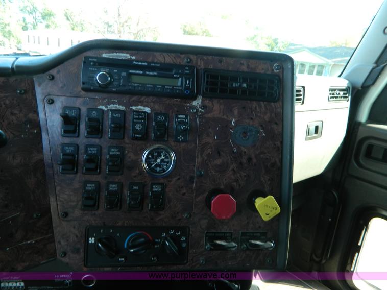 image for item D6065 2003 International 9200i semi truck