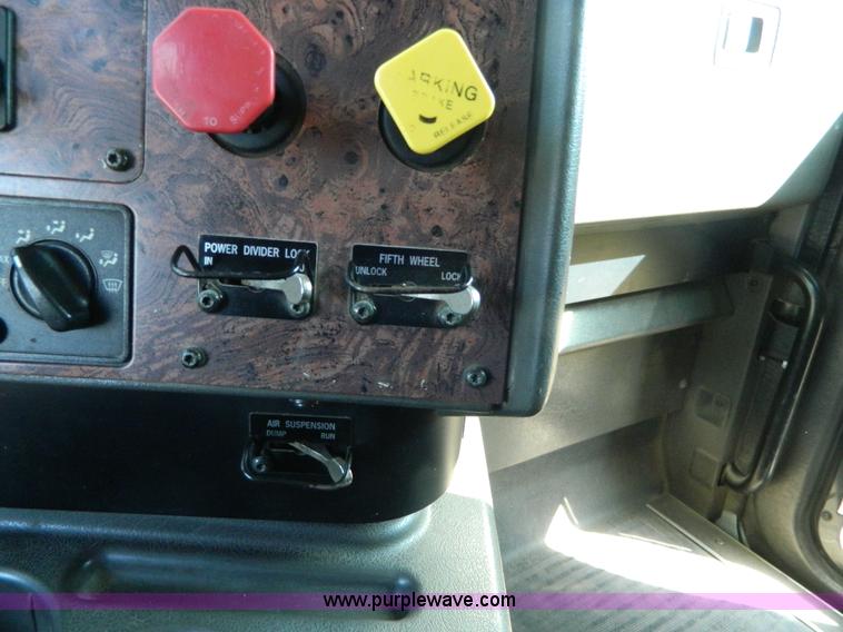 image for item D6065 2003 International 9200i semi truck