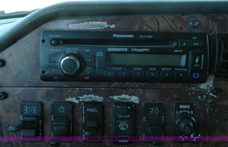 image for item D6065 2003 International 9200i semi truck