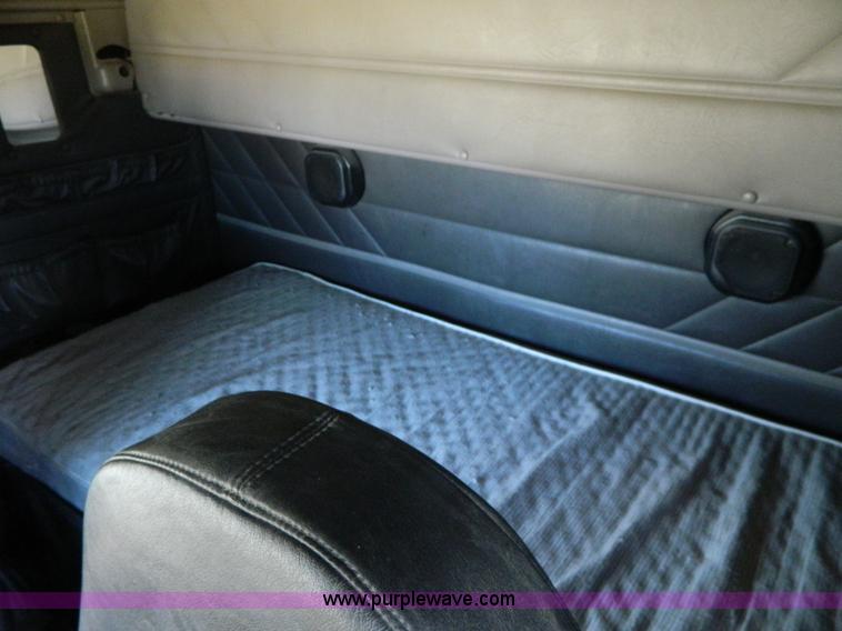 image for item D6065 2003 International 9200i semi truck