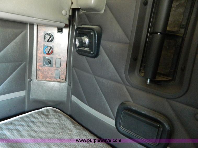 image for item D6065 2003 International 9200i semi truck