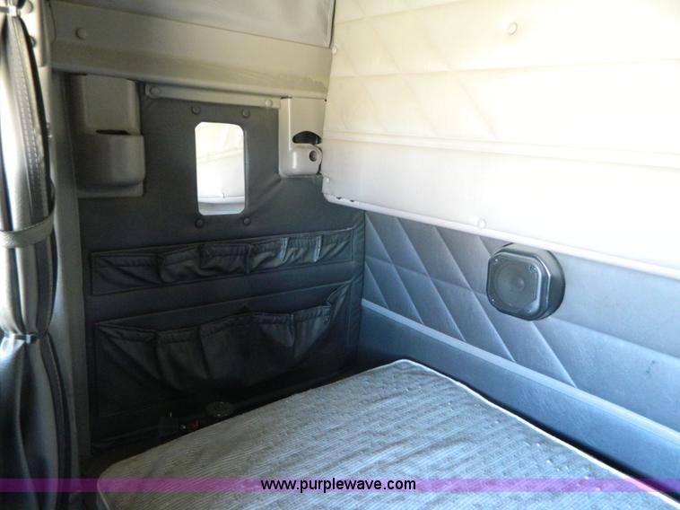 image for item D6065 2003 International 9200i semi truck