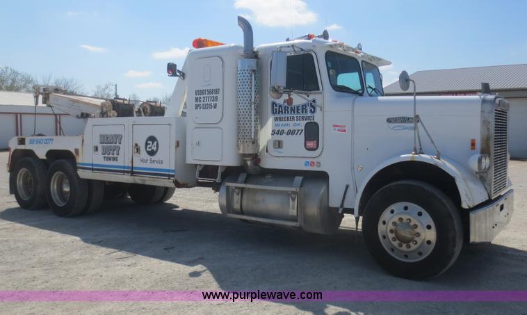 image for item F8229 1986 Freightliner FLC-64T wrecker truck