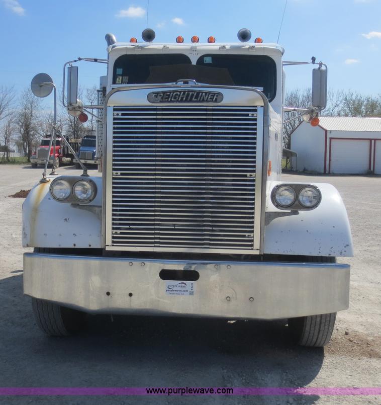 image for item F8229 1986 Freightliner FLC-64T wrecker truck