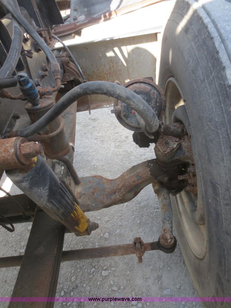 image for item F8229 1986 Freightliner FLC-64T wrecker truck