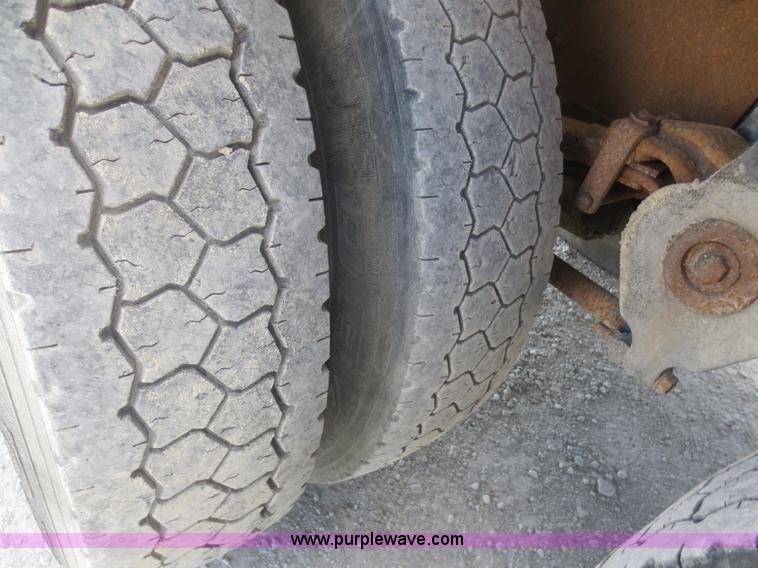 image for item F8229 1986 Freightliner FLC-64T wrecker truck