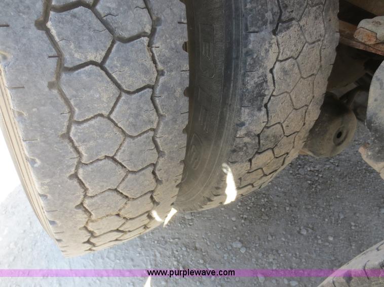 image for item F8229 1986 Freightliner FLC-64T wrecker truck