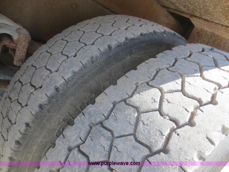 image for item F8229 1986 Freightliner FLC-64T wrecker truck