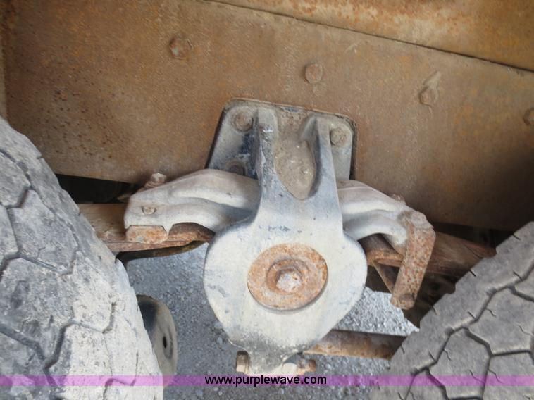 image for item F8229 1986 Freightliner FLC-64T wrecker truck