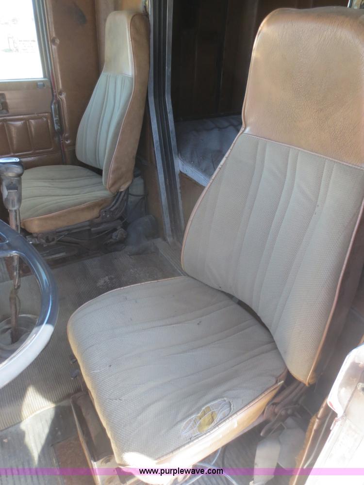 image for item F8229 1986 Freightliner FLC-64T wrecker truck