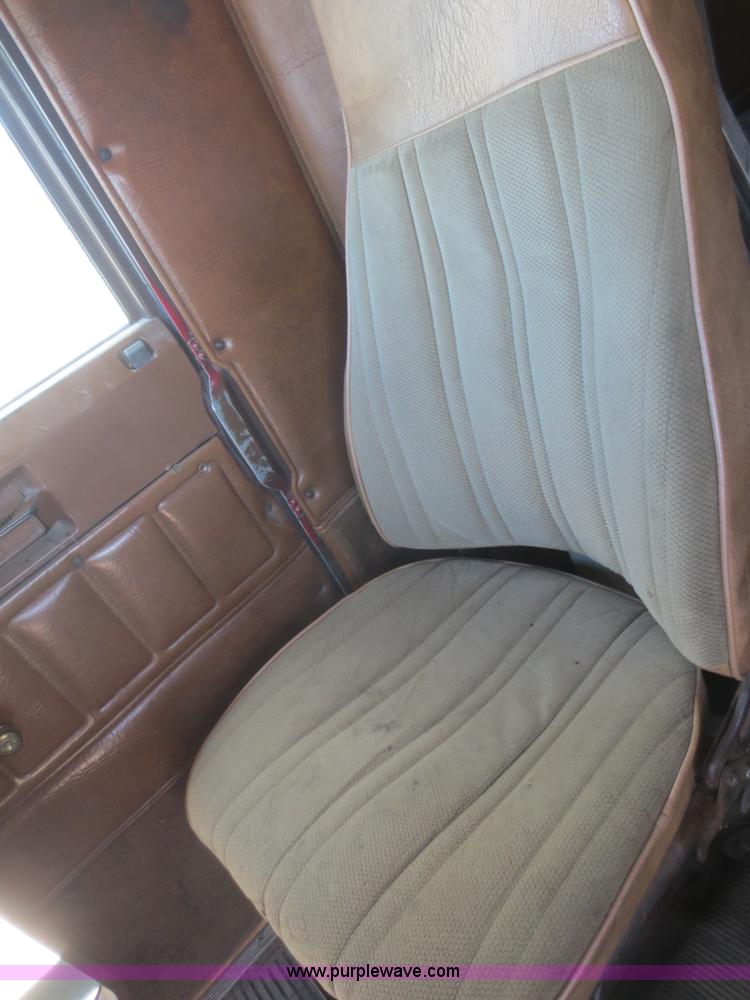 image for item F8229 1986 Freightliner FLC-64T wrecker truck