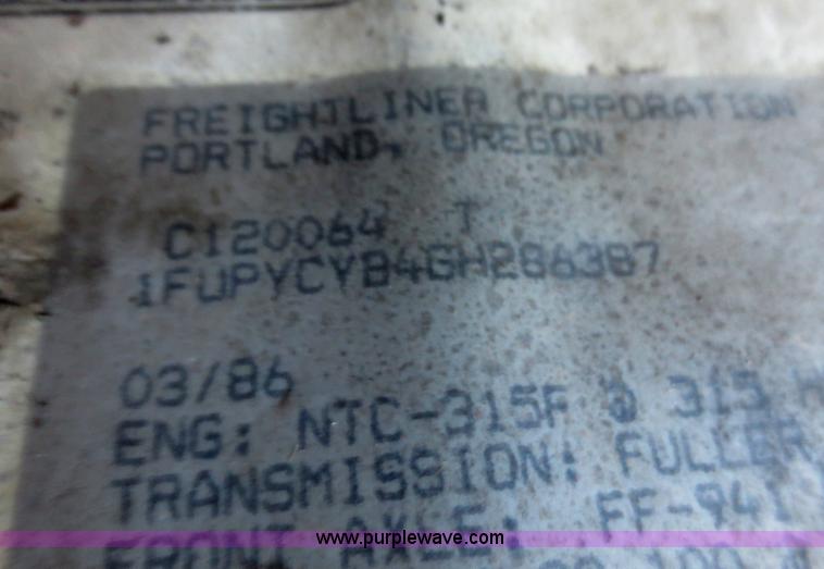 image for item F8229 1986 Freightliner FLC-64T wrecker truck