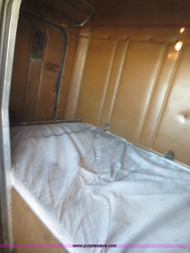 image for item F8229 1986 Freightliner FLC-64T wrecker truck