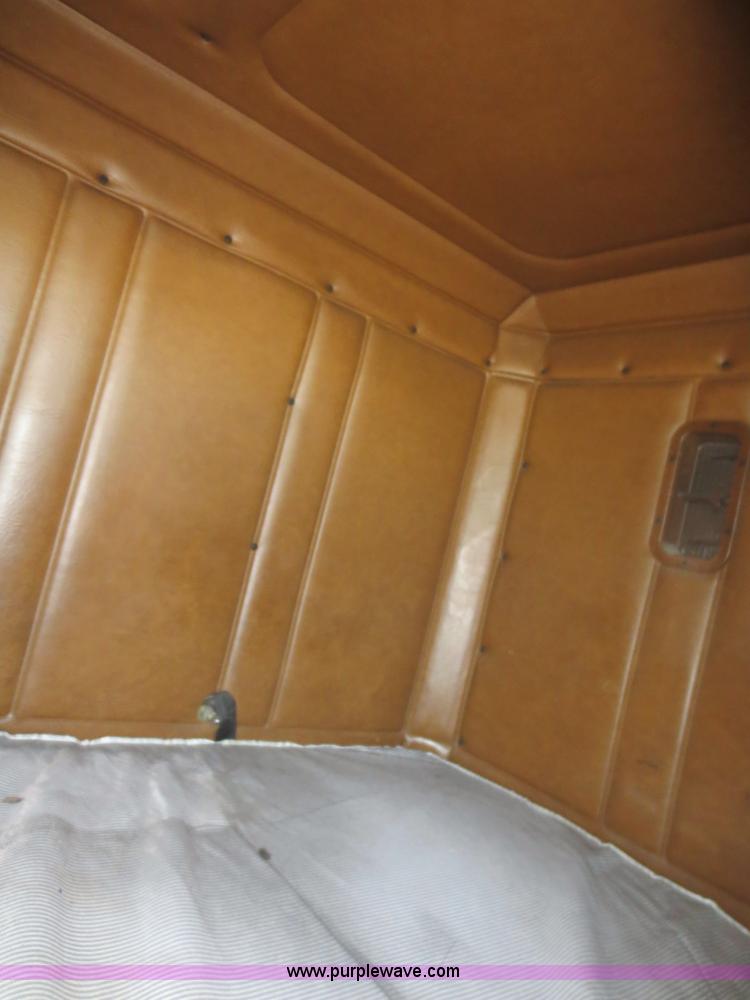 image for item F8229 1986 Freightliner FLC-64T wrecker truck