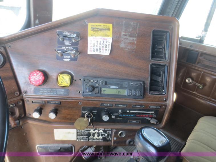 image for item F8229 1986 Freightliner FLC-64T wrecker truck