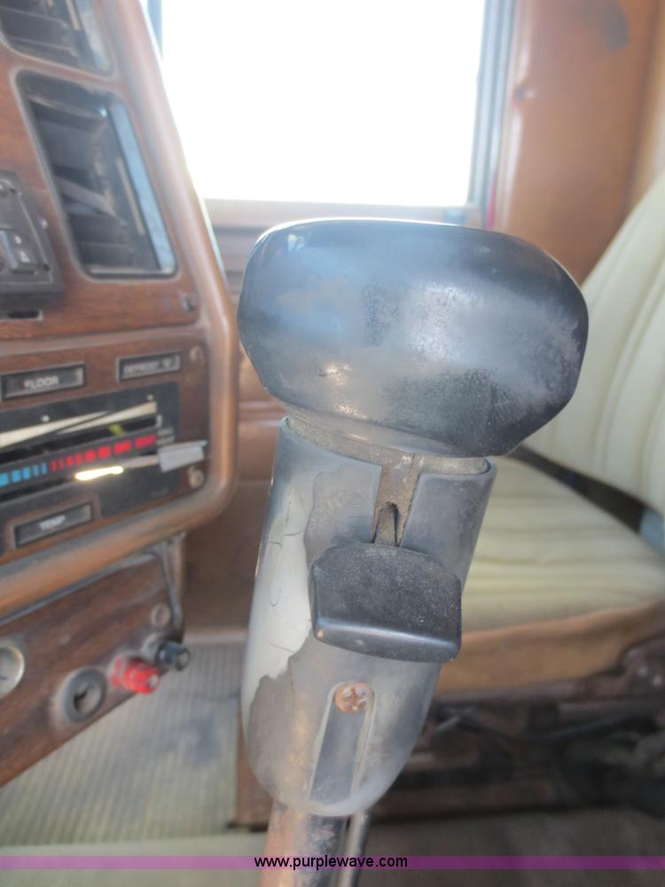 image for item F8229 1986 Freightliner FLC-64T wrecker truck