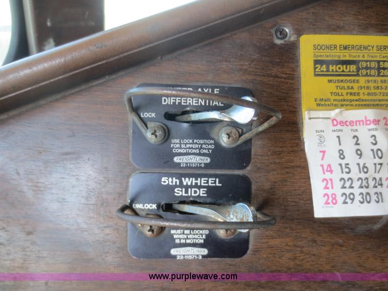 image for item F8229 1986 Freightliner FLC-64T wrecker truck