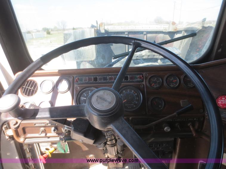 image for item F8229 1986 Freightliner FLC-64T wrecker truck