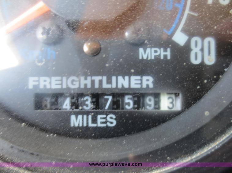 image for item F8229 1986 Freightliner FLC-64T wrecker truck