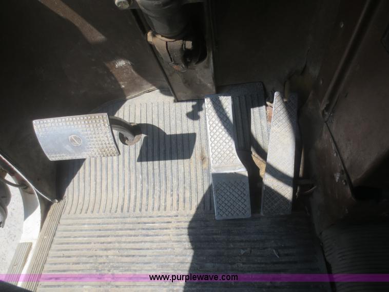 image for item F8229 1986 Freightliner FLC-64T wrecker truck