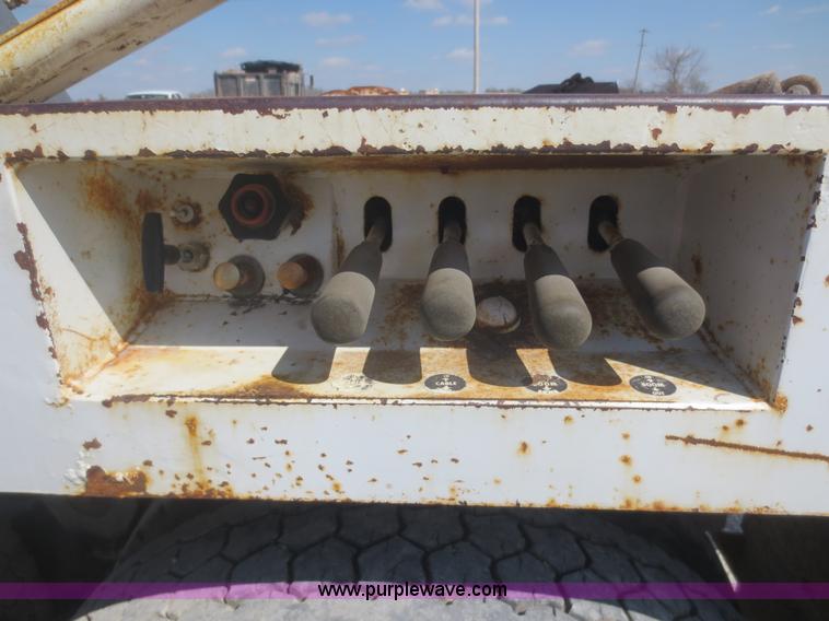 image for item F8229 1986 Freightliner FLC-64T wrecker truck