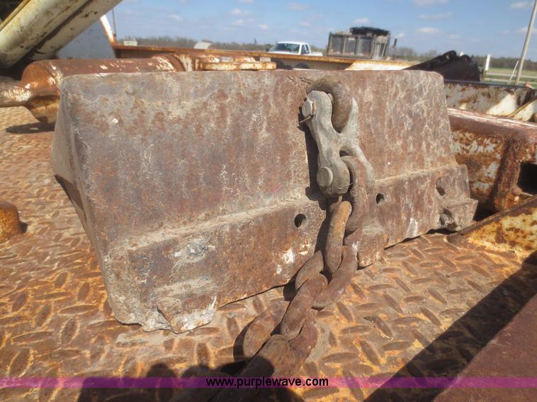 image for item F8229 1986 Freightliner FLC-64T wrecker truck