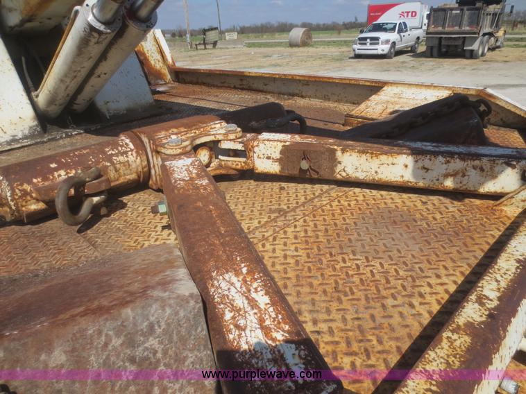 image for item F8229 1986 Freightliner FLC-64T wrecker truck