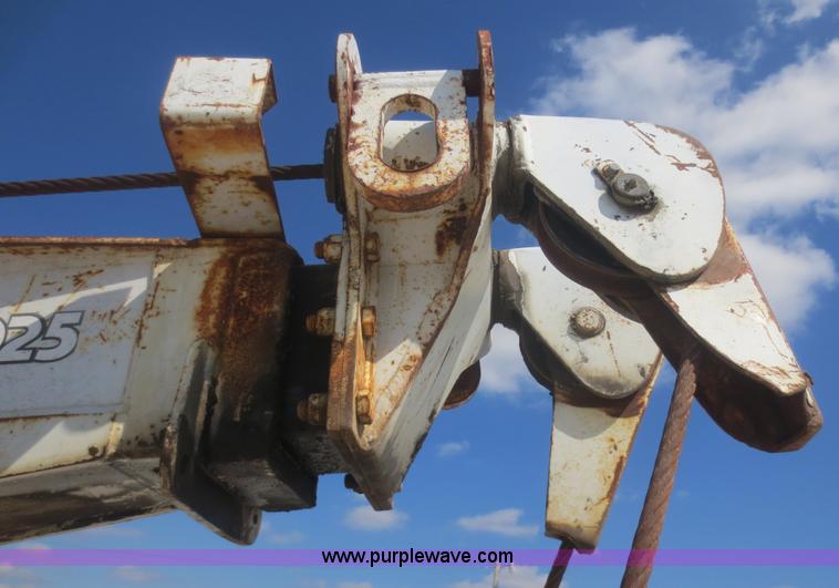 image for item F8229 1986 Freightliner FLC-64T wrecker truck