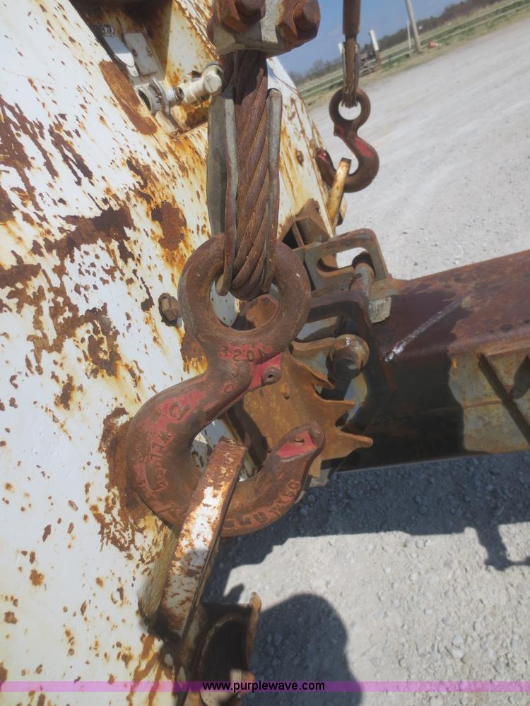 image for item F8229 1986 Freightliner FLC-64T wrecker truck