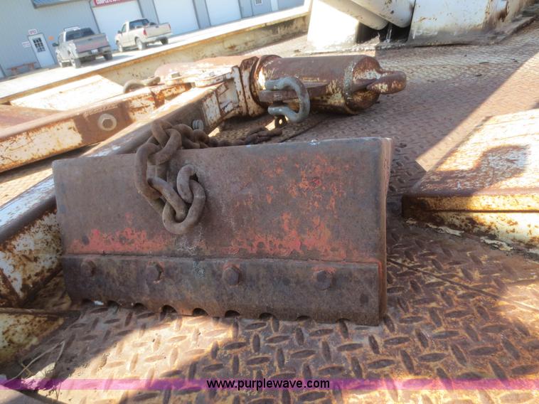 image for item F8229 1986 Freightliner FLC-64T wrecker truck