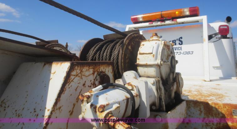 image for item F8229 1986 Freightliner FLC-64T wrecker truck