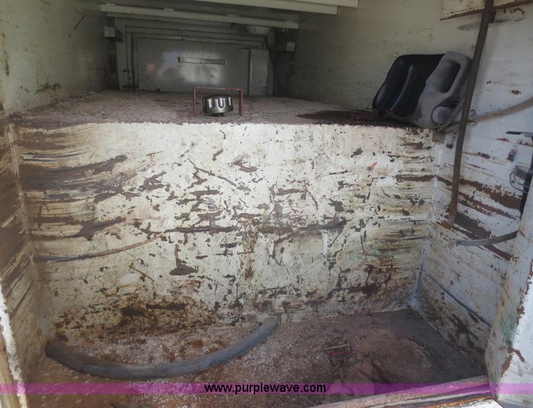 image for item F8229 1986 Freightliner FLC-64T wrecker truck