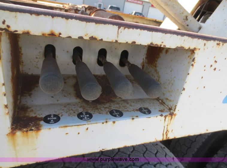 image for item F8229 1986 Freightliner FLC-64T wrecker truck