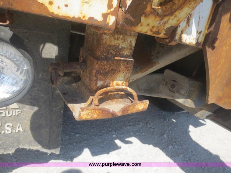 image for item F8229 1986 Freightliner FLC-64T wrecker truck