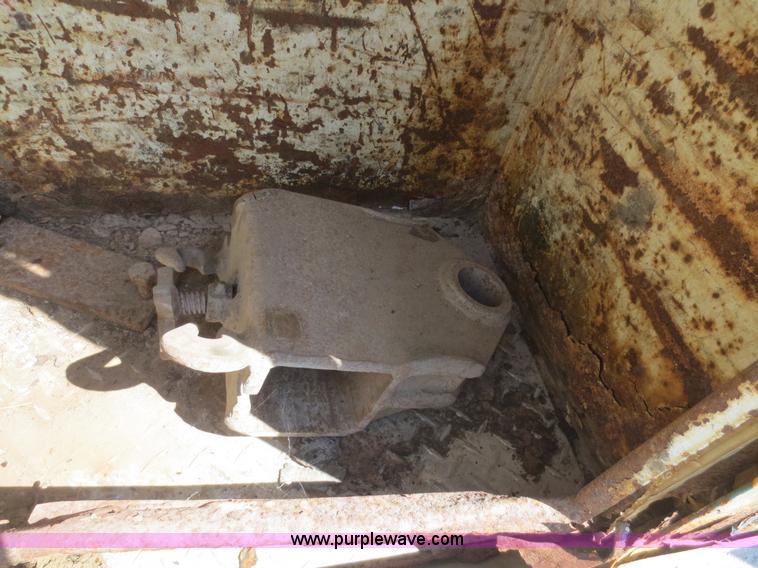 image for item F8229 1986 Freightliner FLC-64T wrecker truck