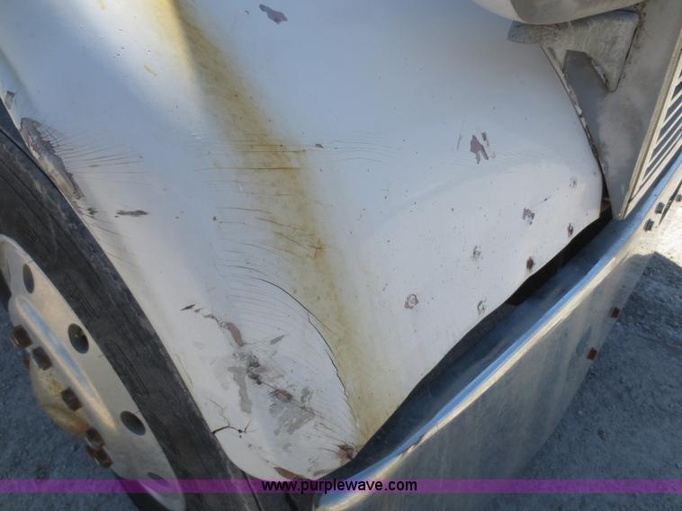 image for item F8229 1986 Freightliner FLC-64T wrecker truck