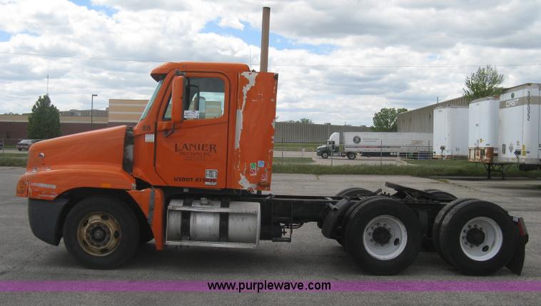 image for item G8291 1999 Freightliner Century Class semi truck