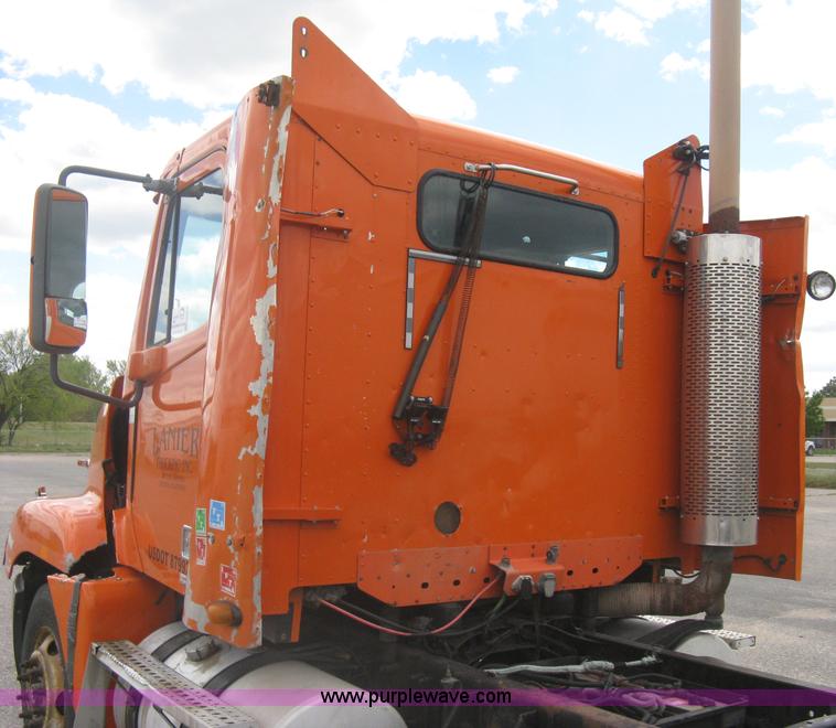 image for item G8291 1999 Freightliner Century Class semi truck