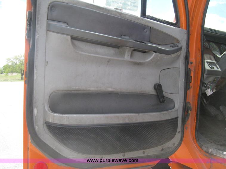 image for item G8291 1999 Freightliner Century Class semi truck