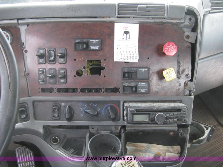 image for item G8291 1999 Freightliner Century Class semi truck