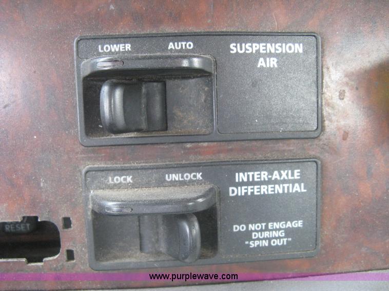 image for item G8291 1999 Freightliner Century Class semi truck