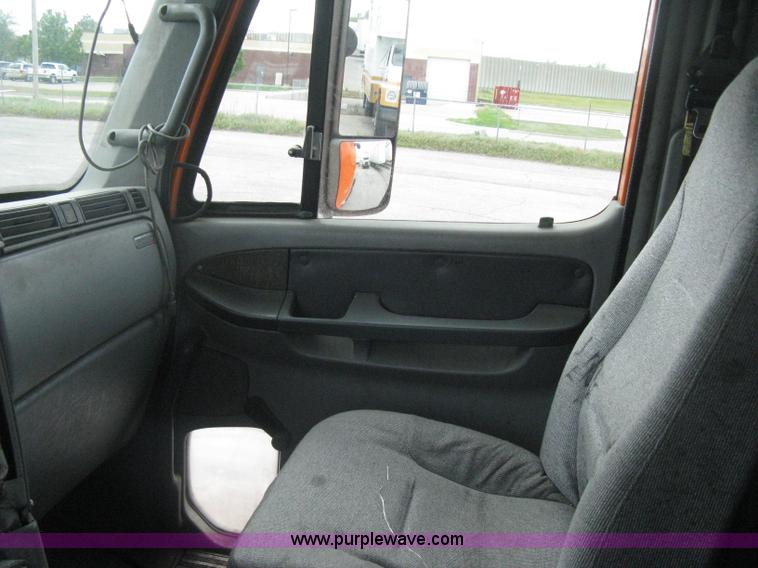 image for item G8291 1999 Freightliner Century Class semi truck