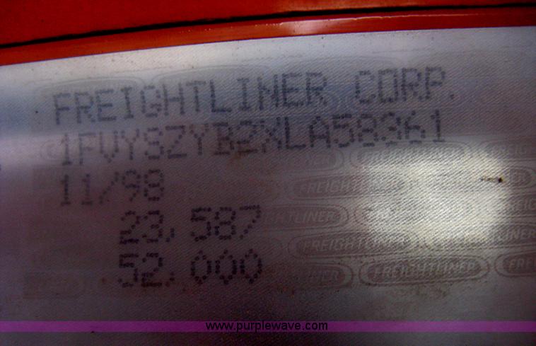 image for item G8291 1999 Freightliner Century Class semi truck