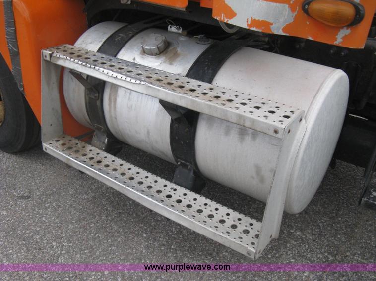 image for item G8291 1999 Freightliner Century Class semi truck