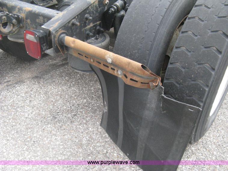 image for item G8291 1999 Freightliner Century Class semi truck