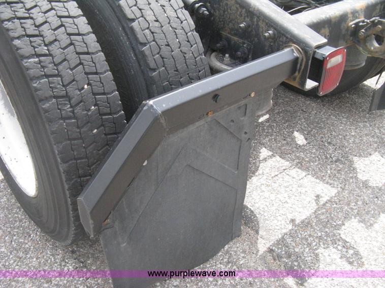 image for item G8291 1999 Freightliner Century Class semi truck