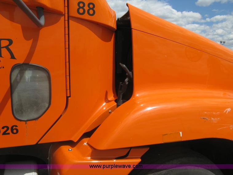 image for item G8291 1999 Freightliner Century Class semi truck