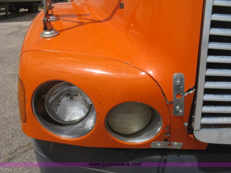 image for item G8291 1999 Freightliner Century Class semi truck